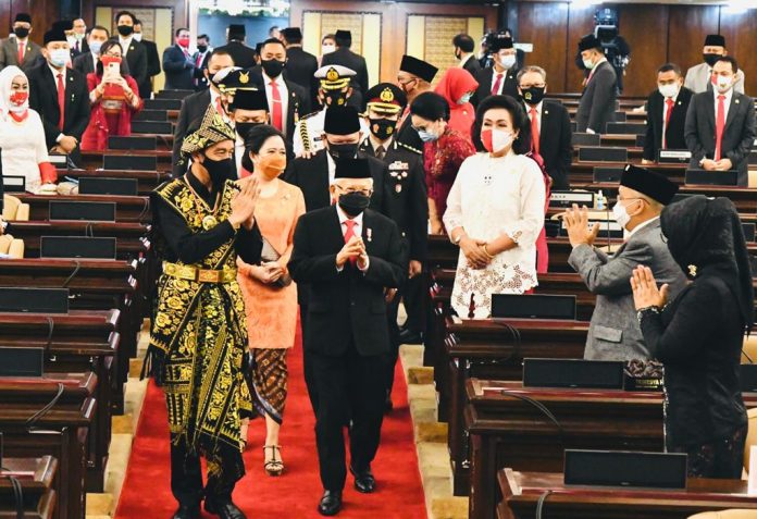 Presiden Joko Widodo mengunakan Baju Adat Nusa Tenggara Timur saat menyampaikan Pidato Kenegaraannya di Gedung MPR, DPR