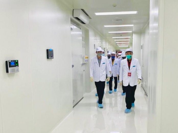 Presiden Joko Widodo meninjau PT. Bio Farma (Persero) tempat fasilitas produksi dan pengemasan Vaksin Covid-19 di Kota Bandung