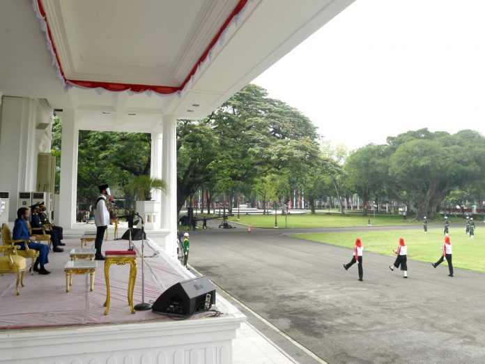 Presiden Joko Widodo menyaksikan geladi kotor Peringatan Detik-Detik Proklamasi Kemerdekaan Republik Indonesia yang digelar pada Kamis pagi, 13 Agustus 2020, di halaman Istana Merdeka, Jakarta