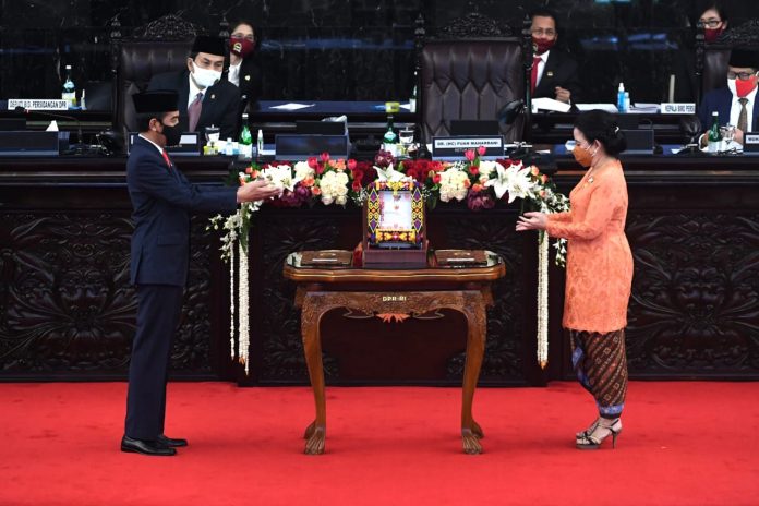 Presiden Joko Widodo saat menyampaikan keterangan pemerintah atas Rancangan Undang-Undang tentang APBN 2021 beserta nota keuangannya di Ruang Rapat Paripurna, Gedung Nusantara MPR, DPR, DPD RI