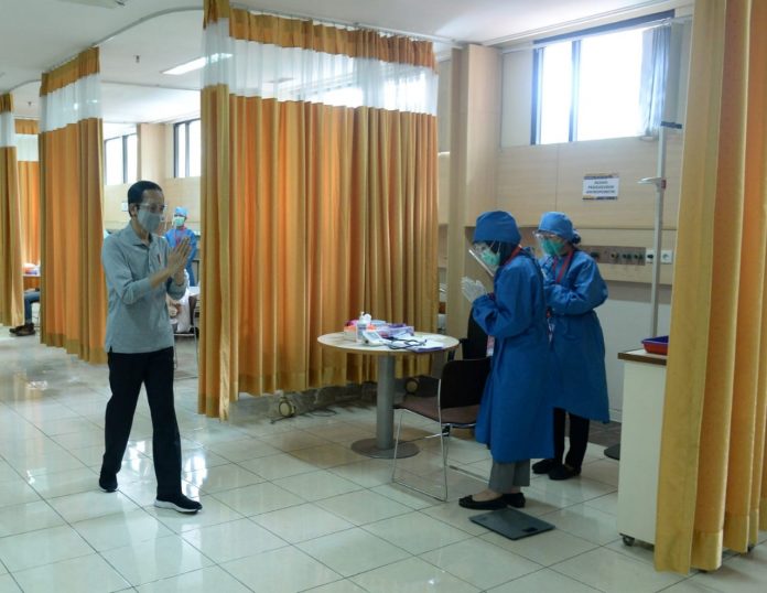 Presiden Jokowi meninjau pelaksanaan uji klinis tahap ketiga terhadap bakal vaksin Covid-19 yang digelar di Gedung Eyckman, Fakultas Kedokteran Universitas Padjajaran