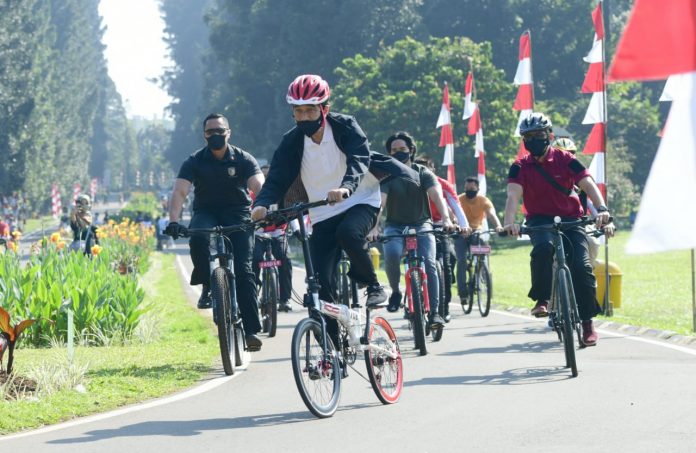 Presiden gowes sepeda di Kebun Raya Bogor