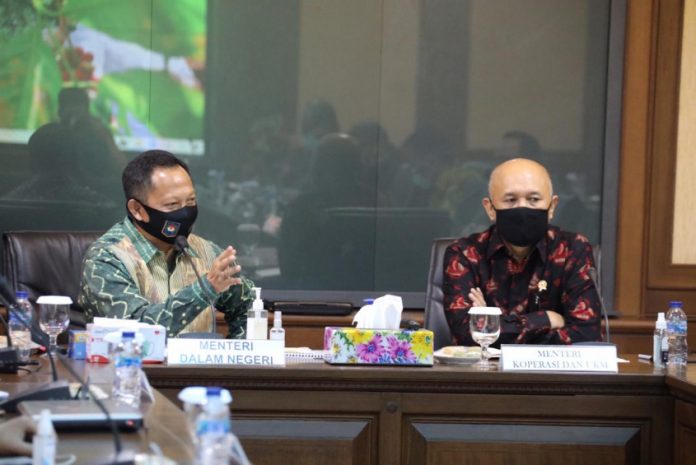 Rapat koordinasi Menteri Koperasi dan UKM Teten Masduki dan Menteri Dalam Negeri Tito Karnavian di Jakarta membahas realisasi program Kementerian Koperasi dan UKM
