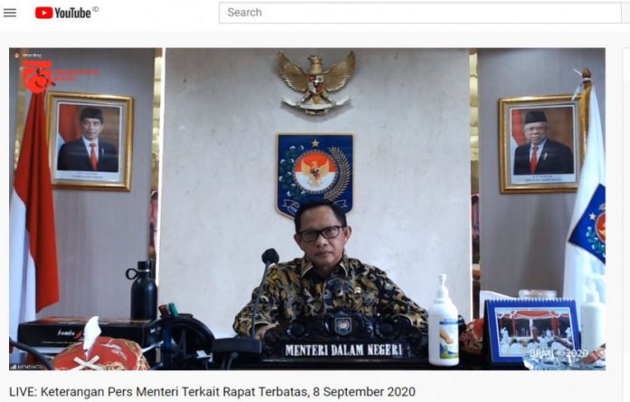 Menteri Dalam Negeri Tito Karnavian memberikan keterangan pers usai rapat terbatas bersama Ketua KPU dan Ketua Bawaslu melalui telekonferensi