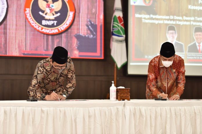 Menteri Desa PDTT Abdul Halim Iskandar bersama Kepala BNPT menandatangani Nota Kerja Sama Menangkal Paham Radikal Masuk ke Desa, Daerah tertinggal, dan Kawasan Transmigrasi