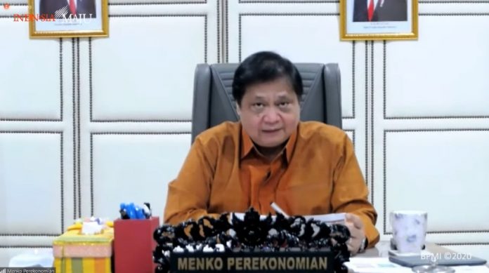 Menteri Koordinator bidang Perekonomian sekaligus Ketua Komite Penanganan Covid-19 dan Pemulihan Ekonomi Nasional Airlangga Hartarto memberikan keterangan pers terkait penanganan Covid-19