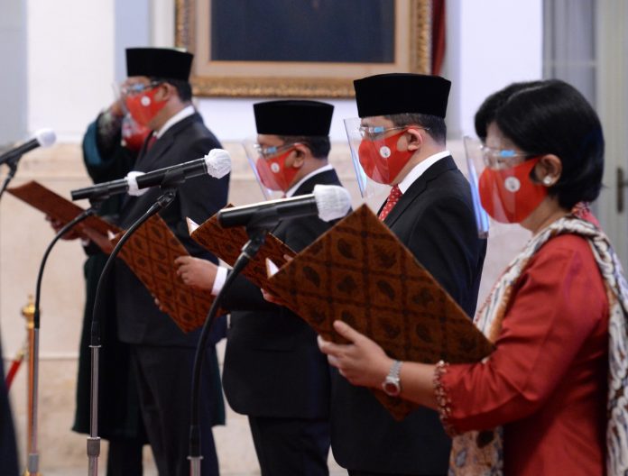 Pengucapan sumpah anggota Dewan Komisioner Lembaga Penjamin Simpanan di Istana Negara disaksikan oleh Presiden Joko Widodo