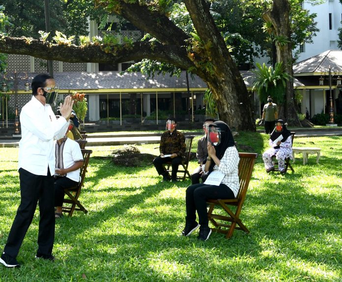 Presiden Joko Widodo memberikan bantuan modal kerja kepada 63 pelaku usaha kecil dan menengah di halaman Istana Merdeka