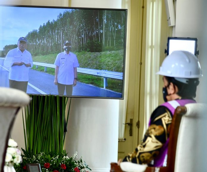 Presiden Joko Widodo meresmikan jalan tol ruas Pekanbaru-Dumai secara virtual, pada Jumat, 25 September 2020