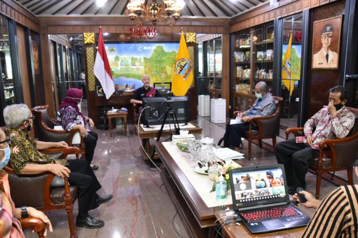 Gubernur Jawa Tengah Ganjar Pranowo meluncurkan rintisan kelas virtual dari ruang kerjanya