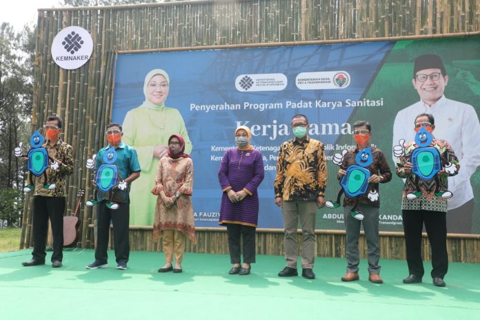 Menteri Ketenagakerjaan Ida Fauziyah menyerahkan bantuan secara simbolis penyerahan padat karya di Desa Linggoasri, Kabupaten Pekalongan