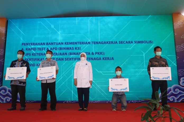 Menteri Ketenagakerjaan, Ida Fauziyah secara resmi meluncurkan Program Pelatihan Management Pencegahan Covid atau MangCovid di Indramayu, Jawa Barat