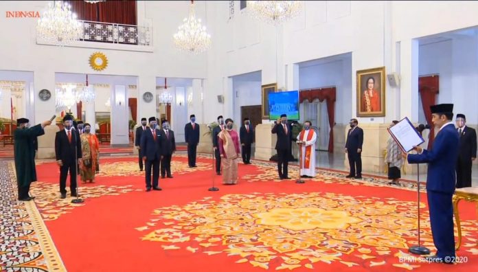Presiden Joko Widodo melantik 12 Duta Besar Luar Biasa Berkuasa Penuh untuk negara sahabat di Istana Negara
