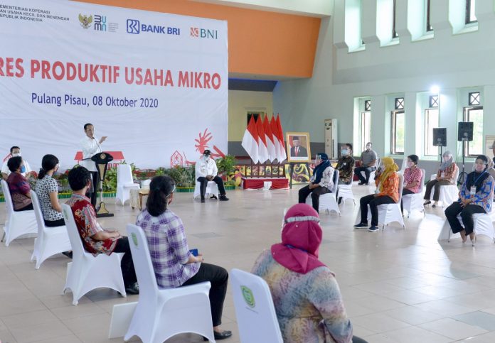 Presiden Joko Widodo memberikan bantuan Presiden Produktif Usaha Mikro di Kabupaten Pulang Pisau, Kalimantan Tengah