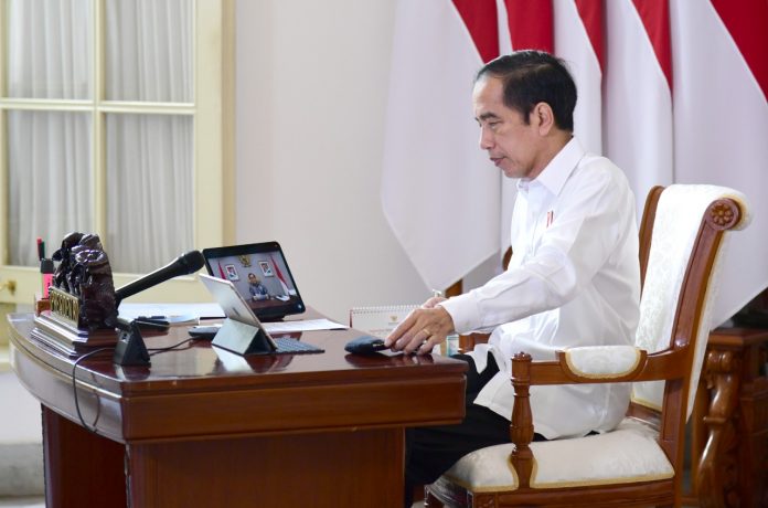 Presiden Joko Widodo memimpin rapat terbatas di Istana Kepresidenan Bogor membahas persiapan penyelenggaraan Piala Dunia FIFA U20 di Indonesia pada tahun 2021 mendatang