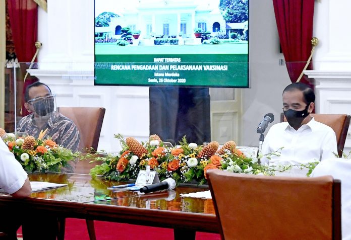 Presiden Joko Widodo memimpin rapat terbatas vaksinasi di Istana Merdeka