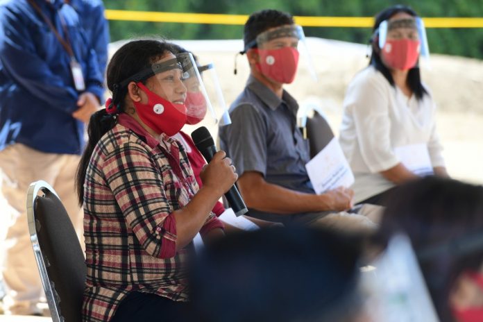 Presiden Joko Widodo menyerahkan bantuan modal kerja bagi 60 pelaku usaha mikro dan kecil yang berasal dari Labuan Bajo