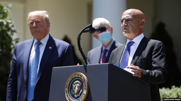 Kepala program vaksin Amerika, Dr. Moncef Slaoui (kanan) bersama Presiden AS Donal Trump (foto dok).