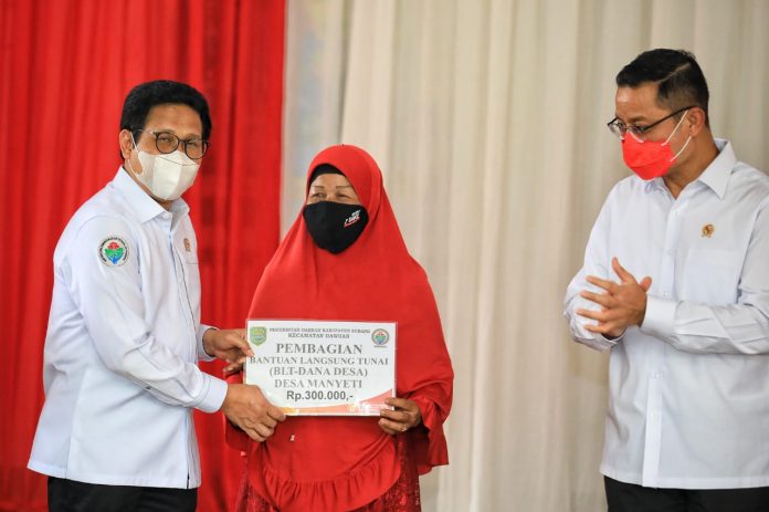 Menteri Desa PDTT Abdul Halim Iskandar dan Menteri Sosial Juliari P Batubara meninjau penyaluran BST dan BLT Dana Desa di Kabupaten Subang, Jawa Barat