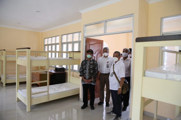 Menteri Koordinator Bidang Pembangunan Manusia dan Kebudayaan Muhadjir Effendy meninjau pembangunan RSUD Ramela Muara Tami di Provinsi Papua