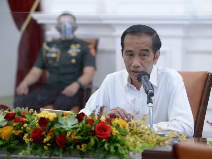 Presiden Joko Widodo memimpin rapat terbatas terkait Laporan Komite Penanganan Covid-19 dan Pemulihan Ekonomi Nasional di Istana Merdeka