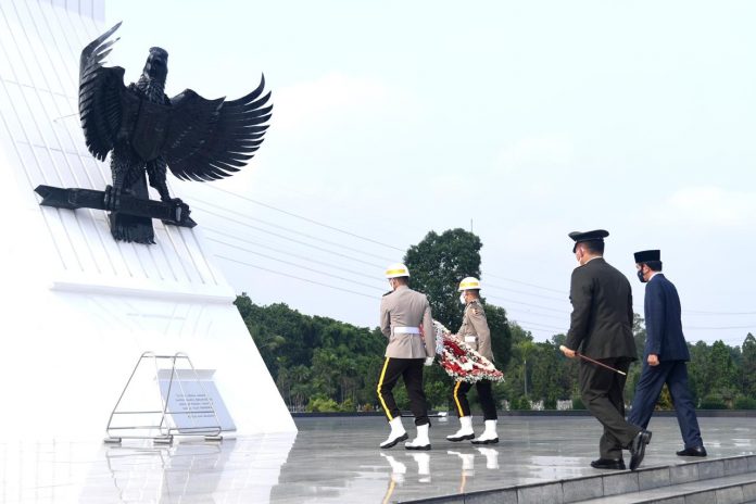 Presiden Joko Widodo memimpin upacara Ziarah Nasional di Taman Makam Pahlawan Nasional Utama Kalibata, Jakarta Selatan, pada Selasa, 10 November 2020