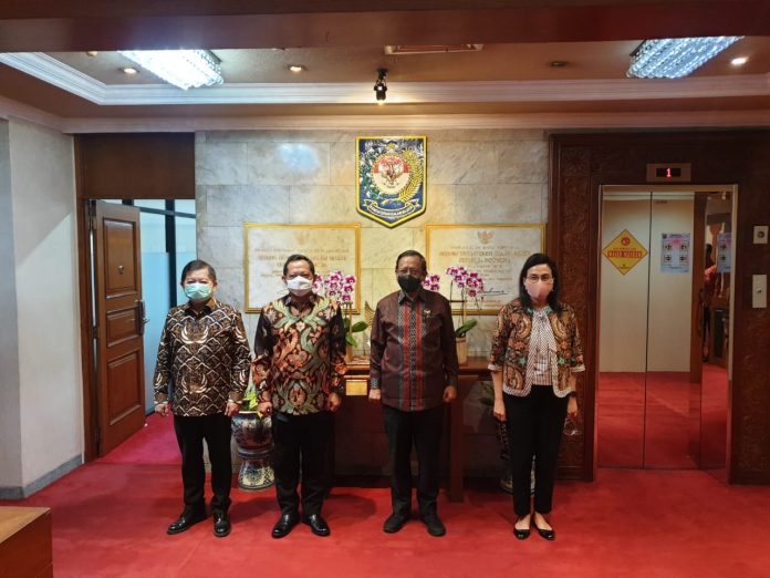 Rapat Koordinasi dengan Menko Polhukam mengenai Otonomi Khusus Provinsi Papua yang berlangsung di Kantor Kemendagri, Jakarta, pada Jumat, 6 November 2020