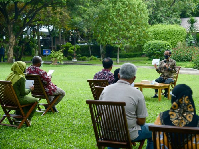 Presiden Joko Widodo membagikan Bantuan Modal Kerja di Halaman Tengah Istana Jakarta, pada Rabu, 16 Desember 2020