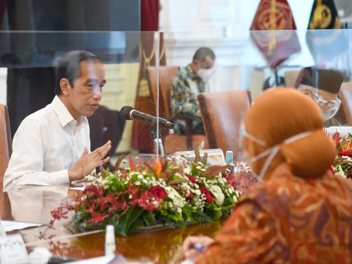 Presiden Joko Widodo memimpin rapat terbatas Persiapan Penyaluran Bantuan Sosial Tahun 2021 di Istana Merdeka, pada Selasa, 29 Desember 2021