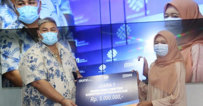Penyerahan penghargaan Fashion Design Competition Tahun 2020 bertema Ethnic During Pandemic, pada Senin, 21 Desember 2020