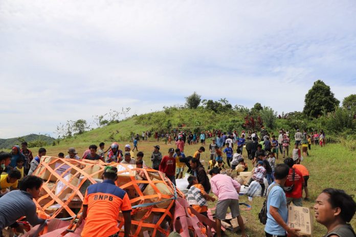 Badan Nasional Penanggulangan Bencana mengirimkan bantuan logistik melalui operasi udara helikopter Chinook BNPB ke Desa Panggalo dan Desa Pengasaan