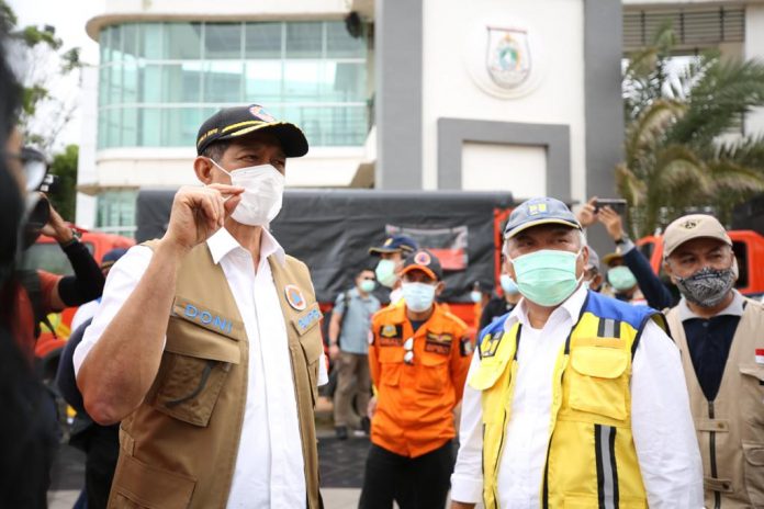 Kepala BNPB Doni Monardo Doni bersama Menteri PUPR Basuki Hadimuldjono meninjau lokasi terdampak gempabumi Sulawesi Barat