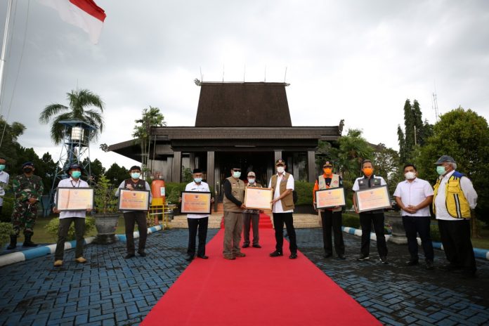 Kepala BNPB Doni Monardo menyerahkan bantuan berupa Dana Siap Pakai senilai Rp 35 miliar untuk penanganan banjir di Kalimantan Selatan