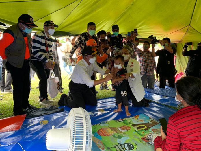 Menteri Koordinator Pembangunan Manusia dan Kebudayaan Muhadjir Effendy meninjau Pos Komando Penanganan Darurat Bencana Gempa Sulawesi Barat