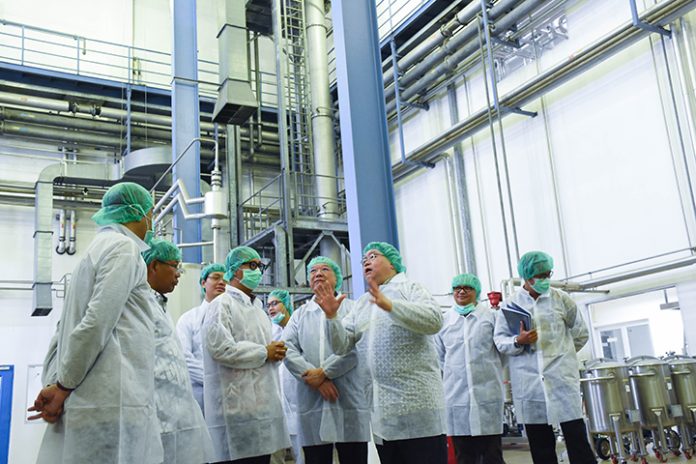 Menteri Perindustrian Agus Gumiwang Kartasasmita meninjau industri farmasi