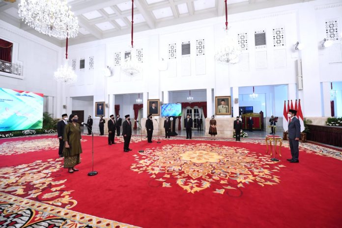 Presiden Joko Widodo melantik dan mengambil sumpah jabatan lima Anggota Dewan Pengawas Lembaga Pengelola Investasi di Istana Negara
