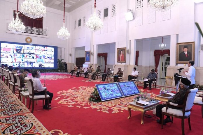 Presiden Joko Widodo memimpin rapat terbatas penanganan pandemi Covid-19 dan rencana pelaksanaan vaksinasi di Istana Negara 2