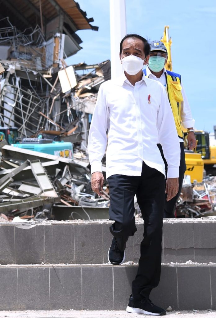 Presiden Joko Widodo meninjau dampak gempa di Kantor Gubernur Sulawesi Barat