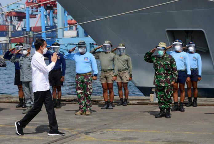 Presiden Joko Widodo meninjau langsung posko darurat evakuasi pesawat Sriwijaya Air SJ 182 di Dermaga Ex Jakarta International Container Terminal 2, Pelabuhan Tanjung Priok