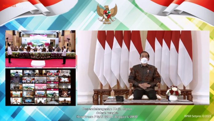 Presiden Joko Widodo menyaksikan penandatanganan Komitmen PMA dan PMDN dengan UMKM dari Istana Kepresidenan Bogor