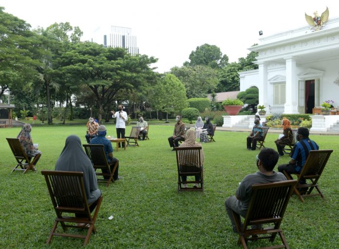 Presiden Joko Widodo menyerahkan Bantuan Modal Kerja bagi pelaku usaha mikro dan kecil di halaman tengah Istana Merdeka