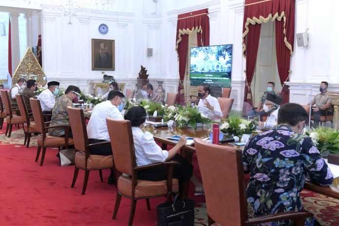 Rapat terbatas terkait penanganan Covid-19 di Istana Merdeka