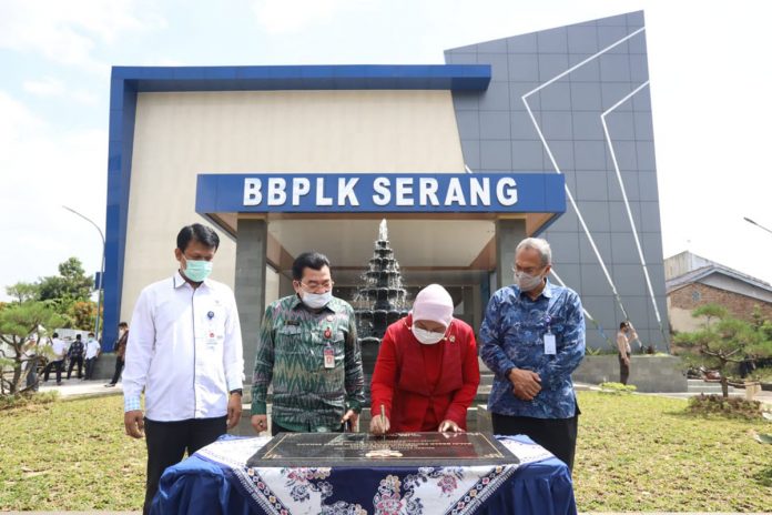 Menteri Ketenagakerjaan, Ida Fauziyah meresmikan gedung serba guna Balai Besar Pengembangan Latihan Kerja (BBPLK) Serang di kota Serang, Provinsi Banten, Kamis (25 Feb 2021).