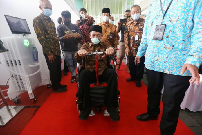 Menteri Koordinator Bidang Pembangunan Manusia dan Kebudayaan Muhadjir Effendy menjajal produk inovasi Universitas Negeri Sebelas Maret