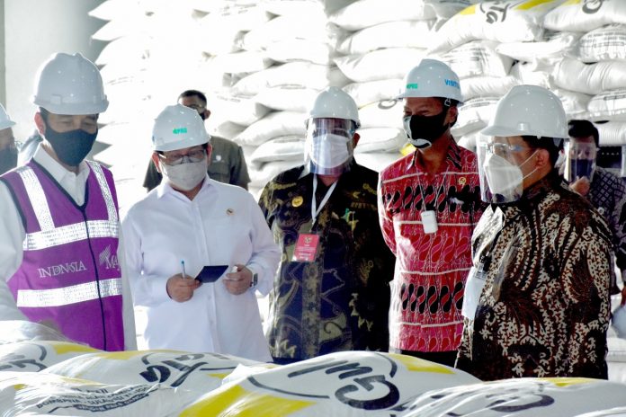 Menteri Perindustrian Agus Gumiwang Kartasasmita seusai mendampingi Presiden Joko Widodo pada acara peresmian pabrik gula PT Prima Alam Gemilang di Bombana, Sulawesi Tenggara