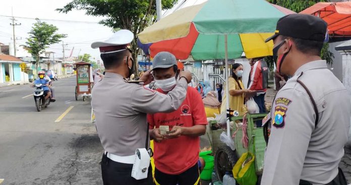 Penerapan Pemberlakuan Pembatasan Kegiatan Masyarakat berbasis Mikro di Kabupaten Trenggalek, Jawa Timur