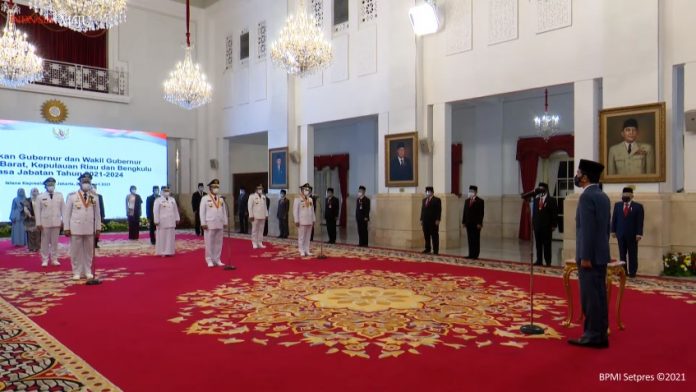 Presiden Joko Widodo melantik Gubernur Sumatera Barat, Kepulauan Riau dan Bengkulu di Istana Negara