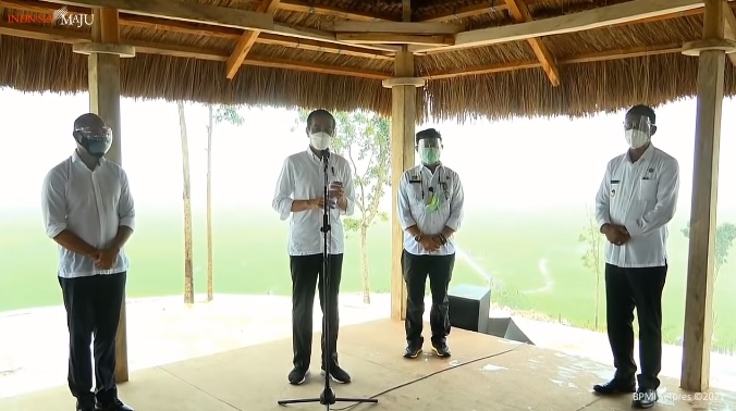 Presiden Joko Widodo memberikan keterangan pers usai meninjau lokasi food estate di Sumba Tengah, Nusa Tenggara Timur