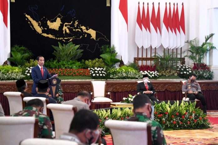 Presiden Joko Widodo memberikan pengarahan kepada peserta Rapat Pimpinan TNI dan Polri Tahun 2021 di Istana Negara