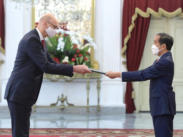 Presiden Joko Widodo menerima Surat Kepercayaan dari 7 Duta Besar Luar Biasa dan Berkuasa Penuh di Istana Merdeka 2